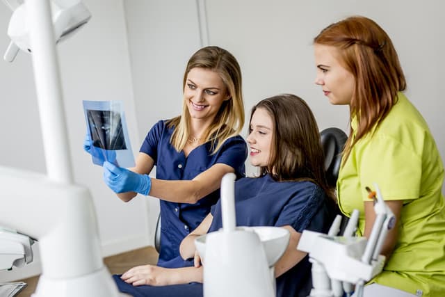 Marzena Majewska-Zięty podczas pracy klinicznej